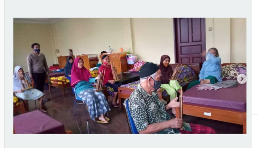 Pelayanan terhadap Lansia di Rumah Perlindungan Sosial (RPS) dengan Pelatihan dan Bermain Angklung